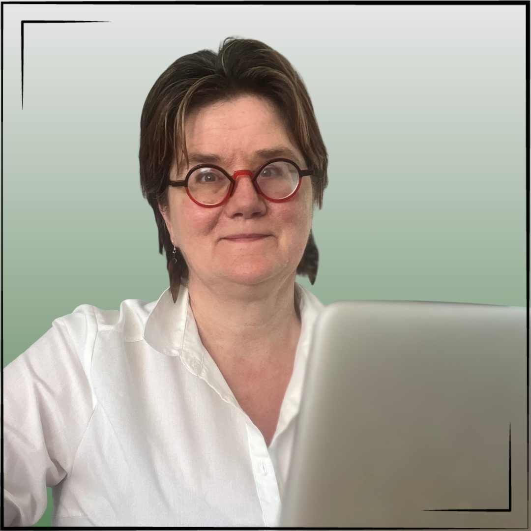 Martine in witte blouse achter haar MacBook